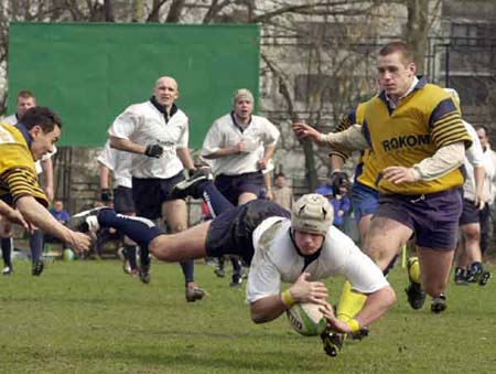 Z pi�k�; Pawe� Piwnicki, za nim Konrad Jarosz i Maciej Nied�wiecki